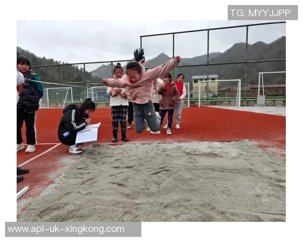 小足球赛激情四溢小选手们展现团队精神与拼搏风采的精彩瞬间